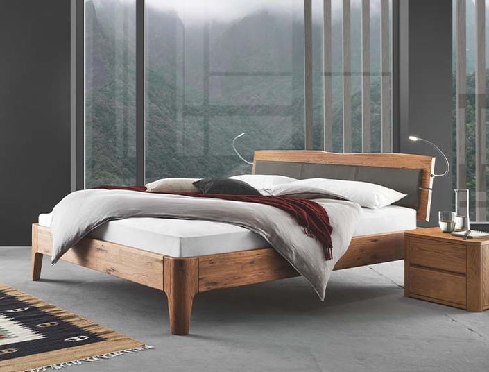 Oak Line_Modul 18 mit Füssen Xylo und Kopfteil Naturo L_Arona Kissen_Wildeiche_natur_gebürstet_geölt_750x570px.jpg Oak Line_Modul 18 mit Füssen Xylo und Kopfteil Naturo L_Arona Kissen_Wildeiche_natur_gebürstet_geölt_750x570px