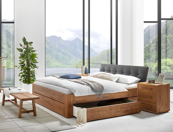 Bettrahmen Function Line_Cassone_Campiglio_Milieu_Turina_Cessina_Claudio-anthracit_Calmo_Wildeiche-natur-gebuerstet-geoelt_Casual-carbon_offen_Hasena 750x570px.jpg Bettrahmen Function Line_Cassone_Campiglio_Milieu_Turina_Cessina_Claudio-anthracit_Calmo_Wildeiche-natur-gebuerstet-geoelt_Casual-carbon_offen_Hasena 750x570px